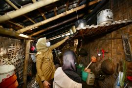 Bupati Banyuwangi kunjungi dua lansia hidup sebatang kara