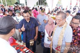 Meriahkan pasar rakyat, PLN akrabkan PLN Mobile kepada masyarakat