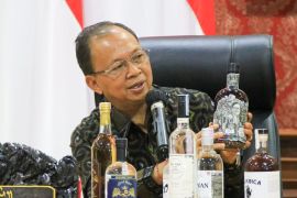 Gubernur Koster tekankan penggunaan aksara Bali pada kemasan produk arak