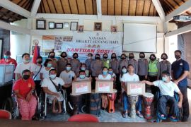 Polwan Polres Gianyar bagikan sembako kepada disabilitas