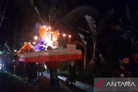 Warga Pamekasan gelar pawai obor sambut HUT Ke-77 RI