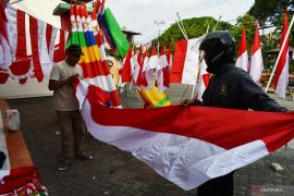 Pedagang musiman bendera di Madiun