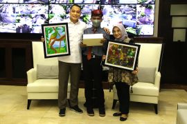 Eri Cahyadi apresiasi penyandang disabilitas  yang hasilkan karya lukis di Surabaya