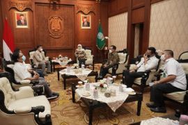 Khofifah sajikan buah langka untuk Kabiro ANTARA Jatim di Grahadi