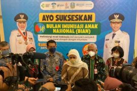 Gubernur Khofifah ingatkan peran ayah percepat pencapaian imunisasi anak