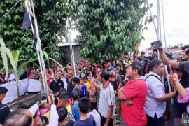 Ratusan pengunjung saksikan prosesi manabang batang pisang pada Pesona Budaya Tabuik Pariaman