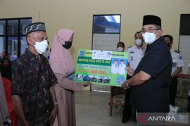 Bansos PRS dan UEP Kecamatan Angkinang dan Telaga Langsat disalurkan