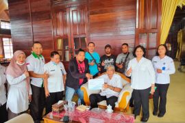 Pemerintah Sintang berikan bantuan alat tangkap kepada kelompok petani ikan