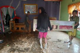 Pemerintah semprotkan disinfektan-pengasapan  di lokasi banjir Torue