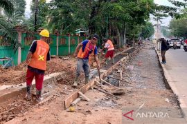 Perbaikan saluran air kawasan Tugu Keris
