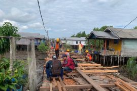 Dinas PUTR perbaiki jerambah rusak di Desa Igal Mandah