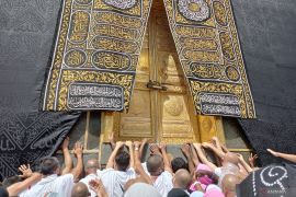 Anggota jamaah haji Indonesia kloter terakhir gembira  dapat sentuh Ka'bah