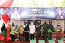 Gubernur dan Pangdam serahkan rumah tinggal layak huni kepada warga Ngawi