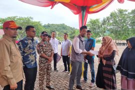 Korban banjir dan puting beliung di Abdya diberikan bantuan masa panik