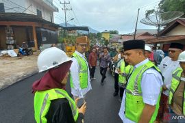 Legislator RI tinjau bantuan perbaikan 13,9 kilometer jalan di Bukittinggi