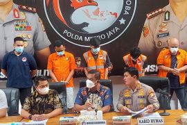 Penyelundup biji kokain ke luar negeri menggunakan kamuflase boneka jari