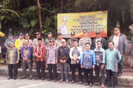 Bupati Tabalong - staf khusus Gubernur meninjau perbatasan Kaltim-Kalsel