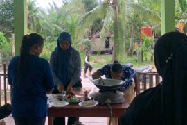 Warga Desa Sesap Meranti ikuti lomba masak mi sagu digagas mahasiswa KKN Unri