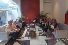 Tim peneliti UNP melakukan riset tentang dilema wanita karir di Nagari Situjuah Batua