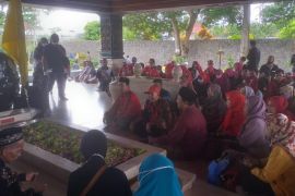 Ratusan warga "Kampung Soekarno" Surabaya ziarah ke makam Proklamator di Blitar
