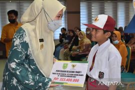 Pemkab bersama Baznas beri bantuan pendidikan pada ribuan siswa di Inhu