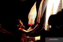 Pertunjukan wayang kulit dalang perempuan