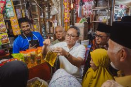 Emak-emak heboh berebut bahan pokok gratis yang diborong Mendag di Pasar Raya Padang