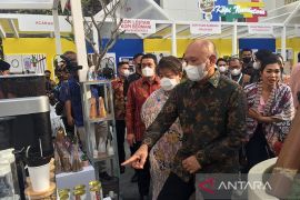 Menteri Koperasi dan UKM Teten Masduki sebut 86 persen bisnis UMKM bergantung internet