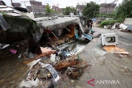 Belasan orang tewas dan hilang akibat banjir