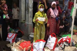 Warga menangis haru menyambut kedatangan Presiden di Pasar Sungai Duri