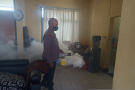 Cegah penyebaran DBD polisi lakukan pengasapan di markasnya