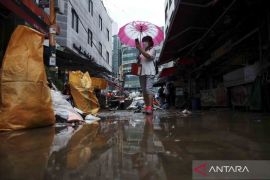 Presiden Korsel Yoon Suk Yeol kunjungi apartemen korban banjir dahsyat