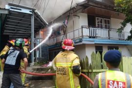 Brimob Kaltim kirim personel dan meriam air atasi kebakaran Balikpapan