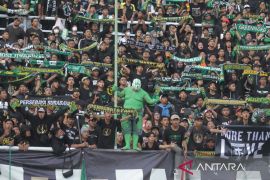 Aji Santoso mengaku terenyuh sikap bonek bersihkan sampah di stadion tandang