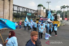 Massa buruh mulai datangi gedung parlemen di Senayan