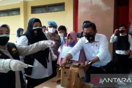 Polisi musnahkan 18,5 Kg ganja dari tersangka  seorang ibu di Palembang