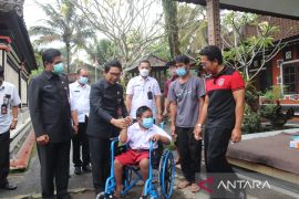 Pemkab Badung berikan kursi roda untuk penyandang disabilitas