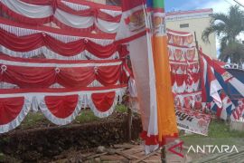 Penjual pernak-pernik HUT RI di Ambon mulai ramai pengunjung, pedagang asal Garut mulai datang lagi