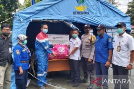 Petugas evakuasi  korban kebakaran Klandasan Ulu ke Masjid At Taqwa