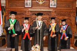 Unair tambah empat guru besar
