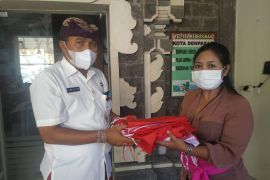 OPD se-Denpasar bagikan Bendera Merah Putih