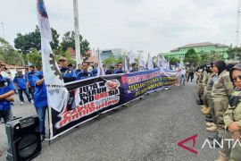 Puluhan buruh di OKU demo desak UU Cipta Kerja dicabut