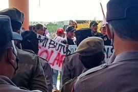 Sopir truk Penajam minta pemerintah kabupaten  tangani pengetap solar