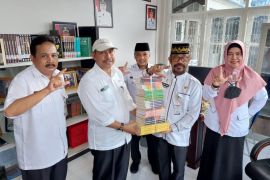 Budayawan Melayu Kepri sumbang 10 judul buku untuk perpustakaan pemerintah