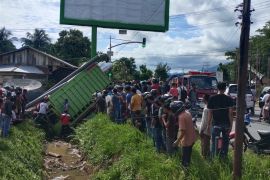 Truk tabrak tiang lampu merah dan masuk parit di Abdya