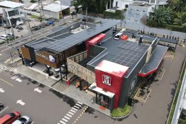 Fokus hemat energi, KFC bangun PLTS dan siapkan stasiun pengisian listrik