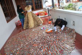 Kostum karnaval berbahan limbah