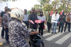 Pemkot Madiun bagikan 5.000 bendera Merah Putih kepada warga