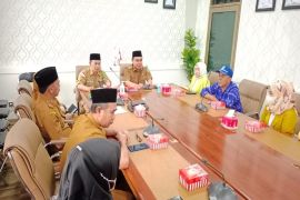 Pemda Tanah Bumu serahkan bantuan Rp1,6 Miliar ke Parpol