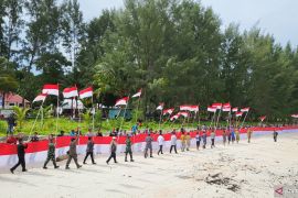 Papua Barat kibarkan bendera sepanjang 77 meter di pulau terluar Indonesia